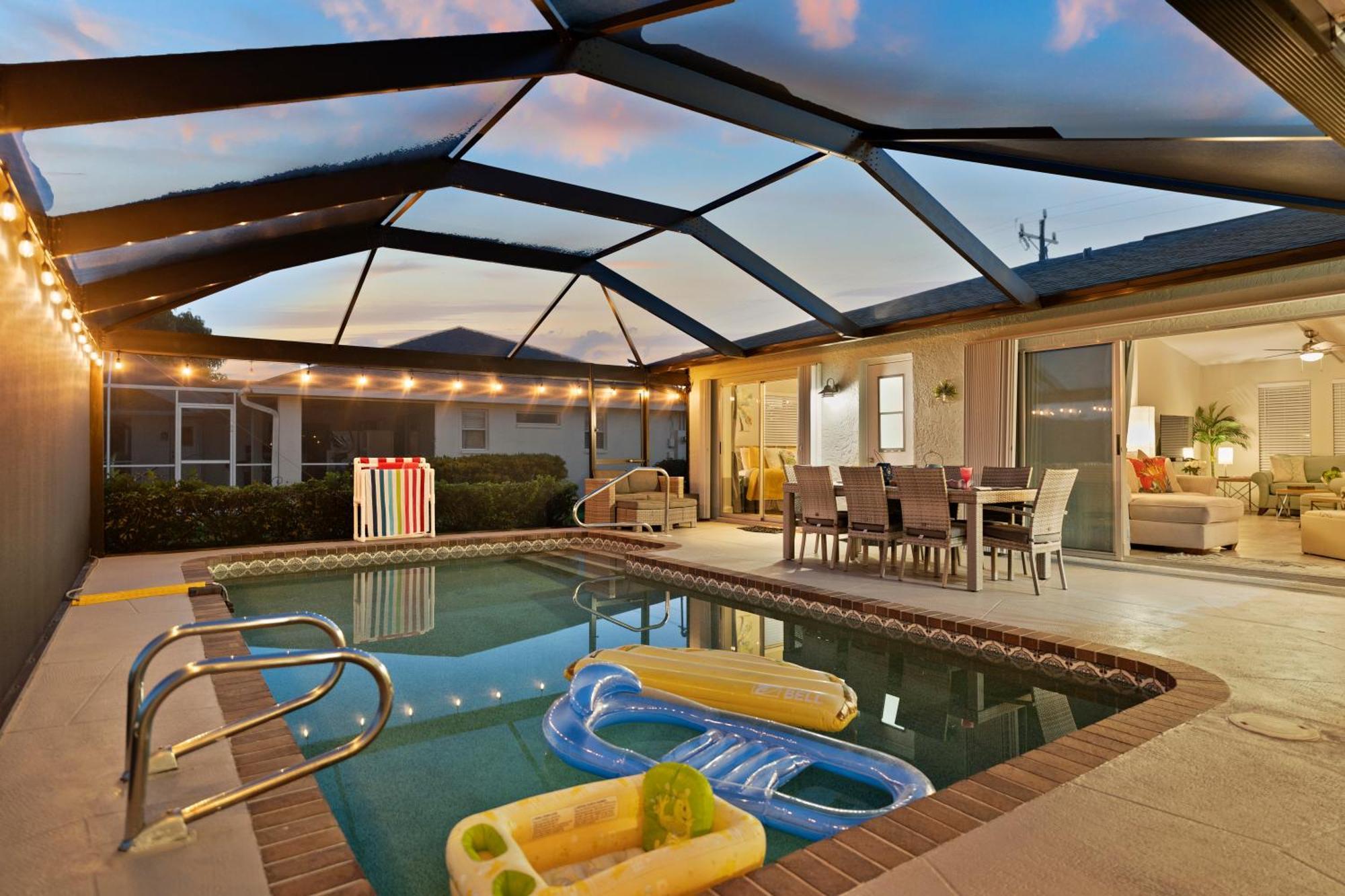 Serenity Waterfront Villa With King Suite, Private Pool, Great Lanai Enclosure And Long Water Views เคปคอรัล ภายนอก รูปภาพ