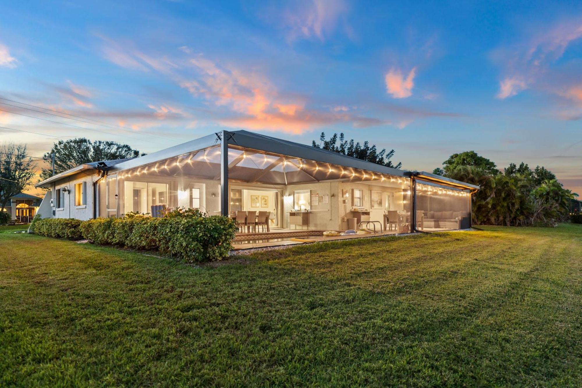 Serenity Waterfront Villa With King Suite, Private Pool, Great Lanai Enclosure And Long Water Views เคปคอรัล ภายนอก รูปภาพ