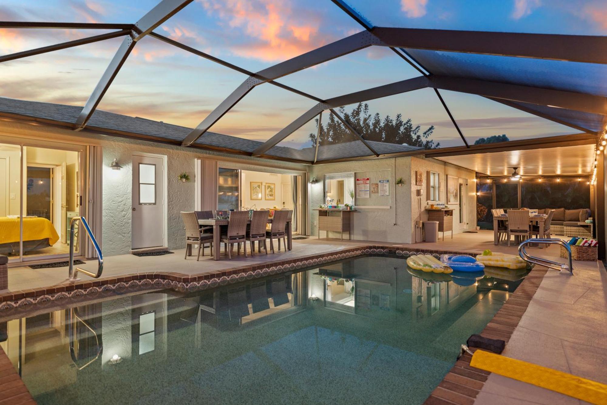 Serenity Waterfront Villa With King Suite, Private Pool, Great Lanai Enclosure And Long Water Views เคปคอรัล ภายนอก รูปภาพ