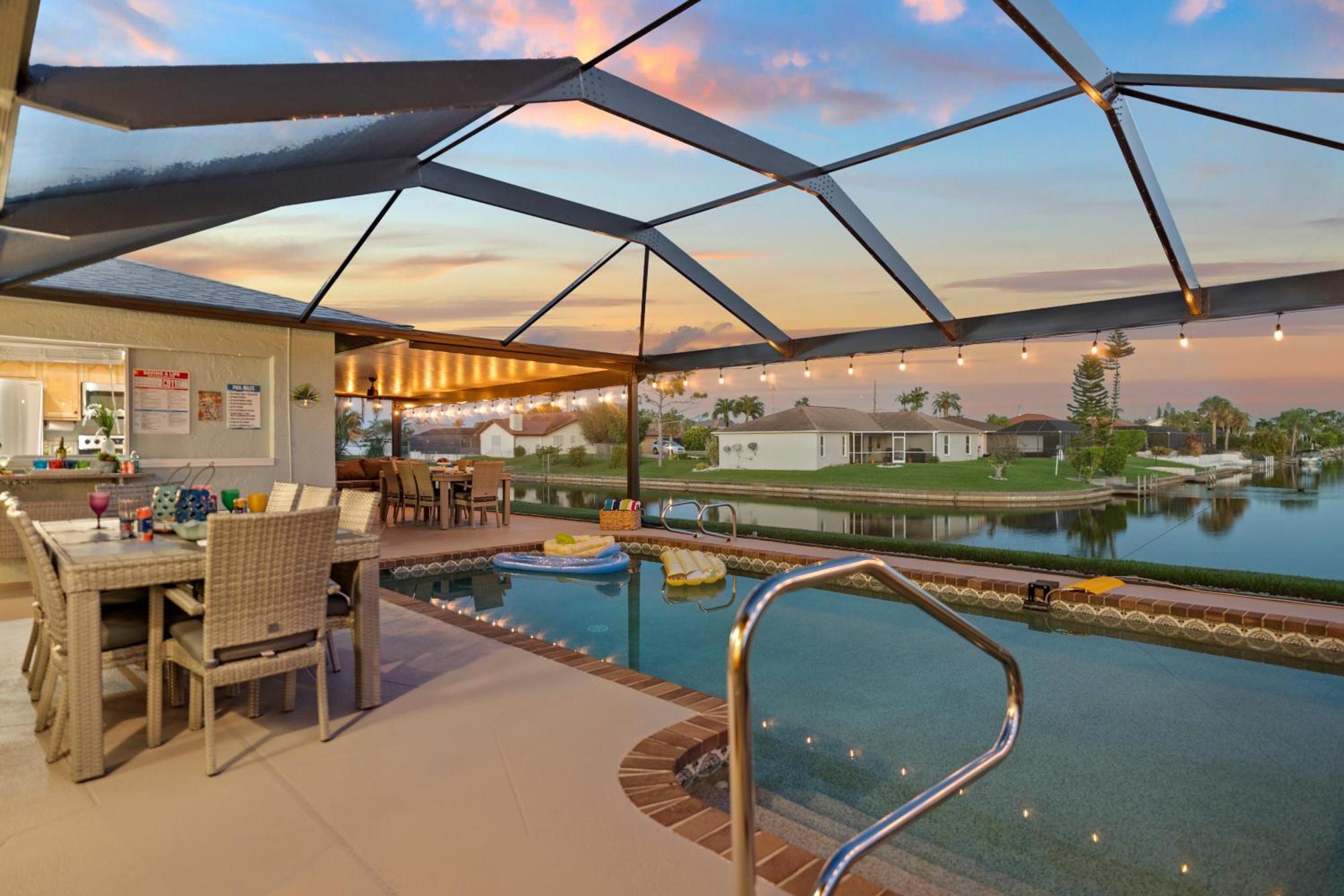 Serenity Waterfront Villa With King Suite, Private Pool, Great Lanai Enclosure And Long Water Views เคปคอรัล ภายนอก รูปภาพ