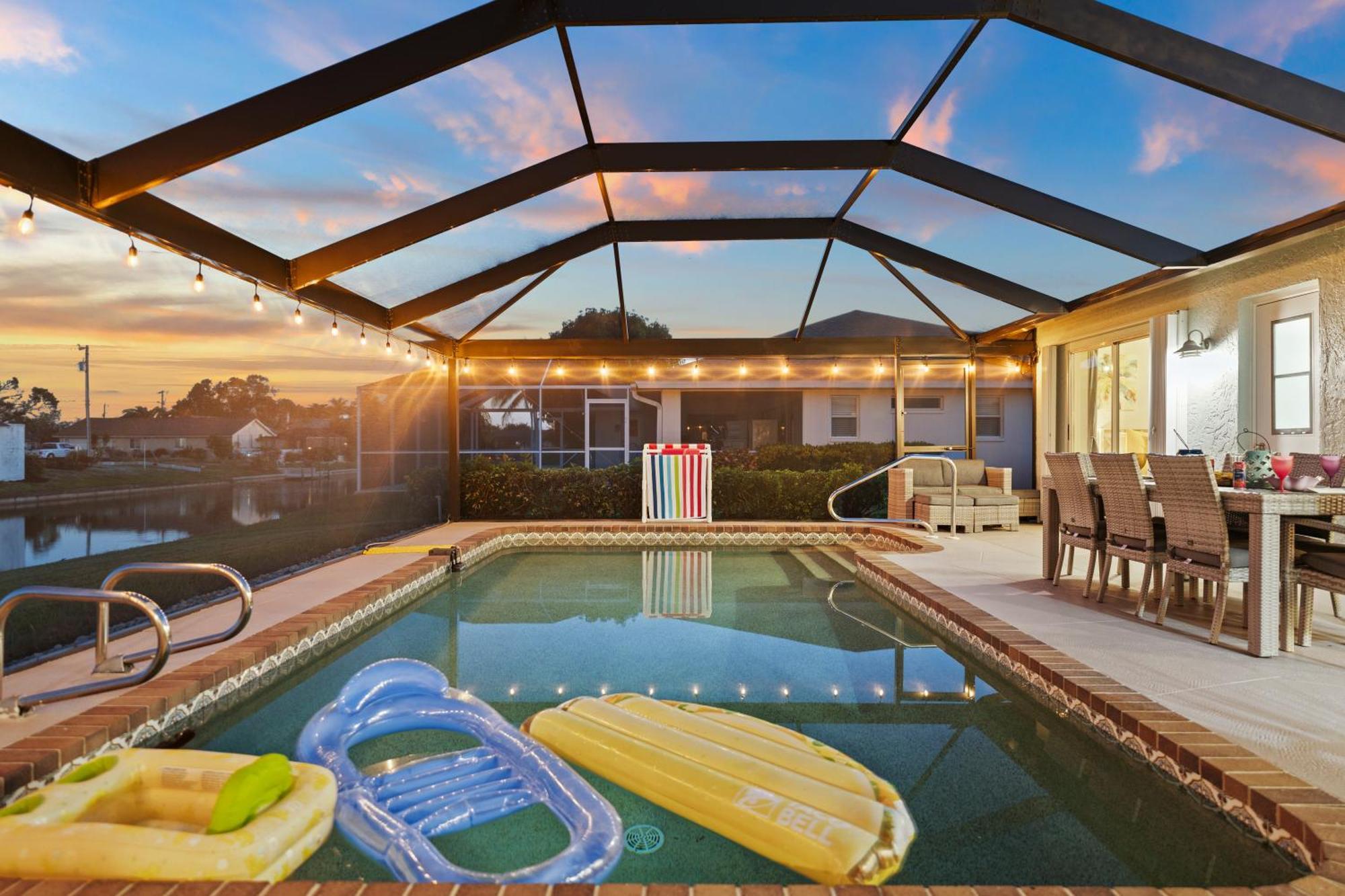 Serenity Waterfront Villa With King Suite, Private Pool, Great Lanai Enclosure And Long Water Views เคปคอรัล ภายนอก รูปภาพ