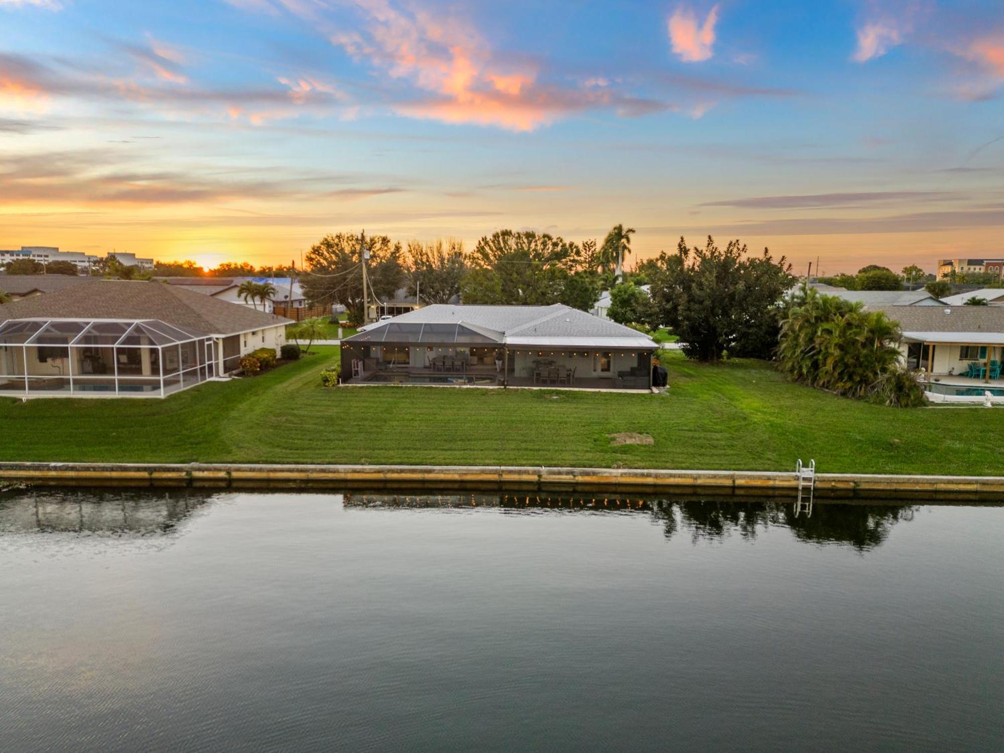 Serenity Waterfront Villa With King Suite, Private Pool, Great Lanai Enclosure And Long Water Views เคปคอรัล ภายนอก รูปภาพ
