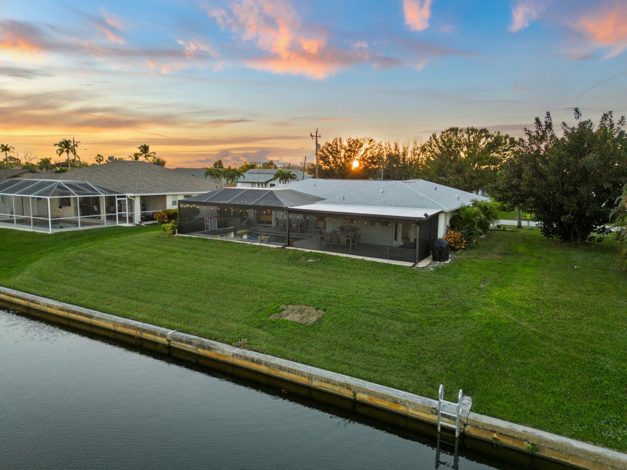 Serenity Waterfront Villa With King Suite, Private Pool, Great Lanai Enclosure And Long Water Views เคปคอรัล ภายนอก รูปภาพ