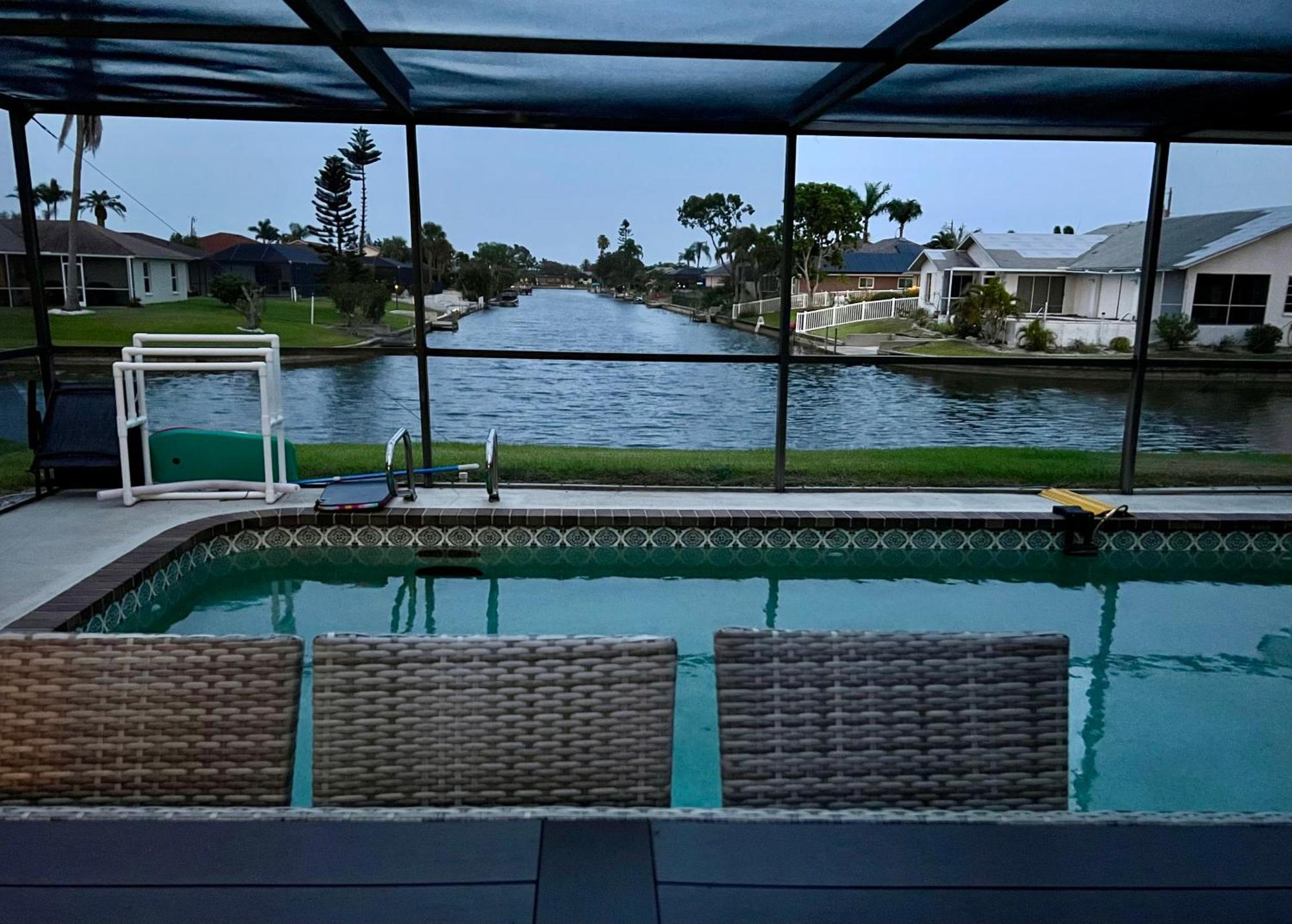 Serenity Waterfront Villa With King Suite, Private Pool, Great Lanai Enclosure And Long Water Views เคปคอรัล ภายนอก รูปภาพ