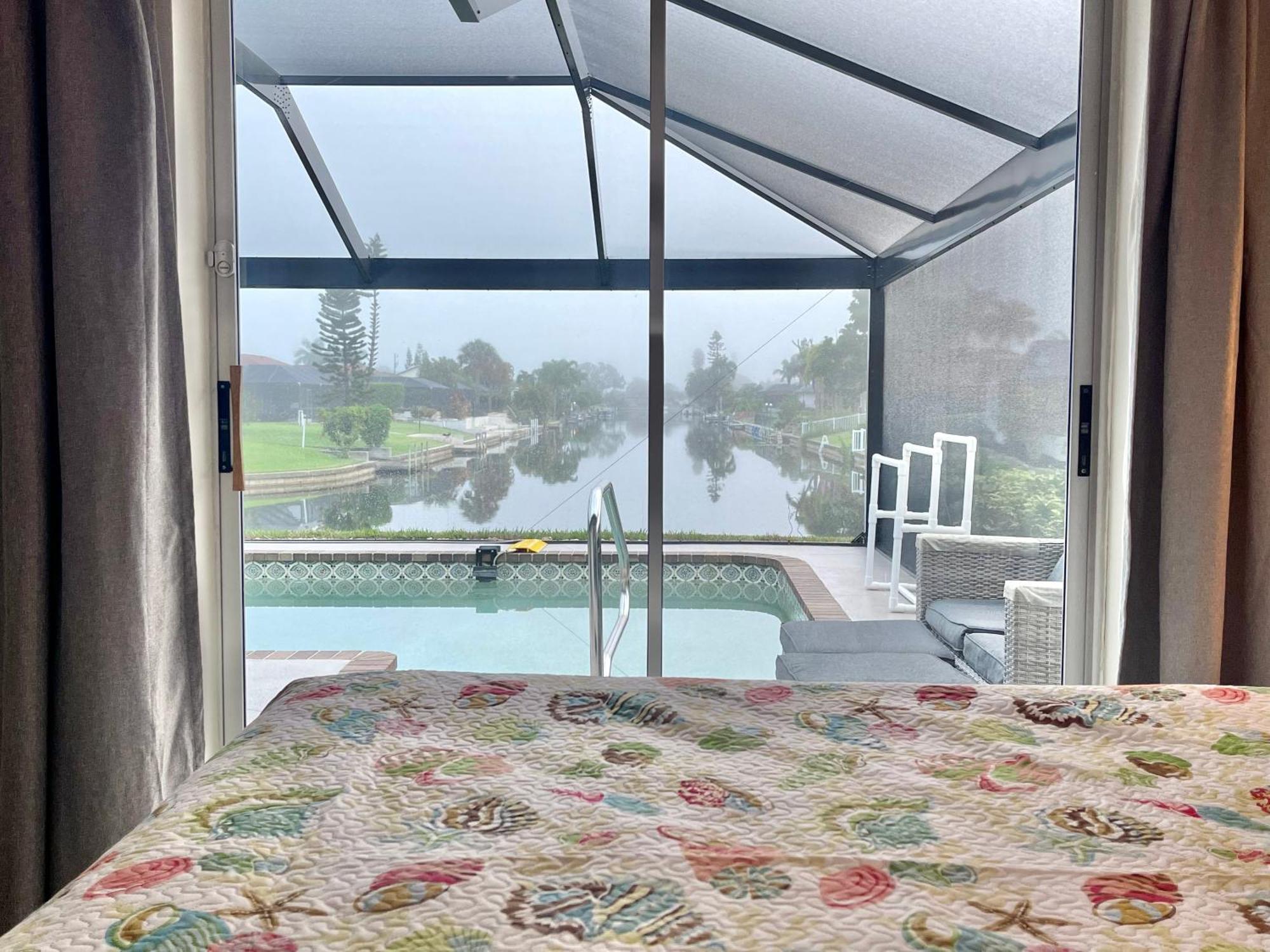 Serenity Waterfront Villa With King Suite, Private Pool, Great Lanai Enclosure And Long Water Views เคปคอรัล ภายนอก รูปภาพ
